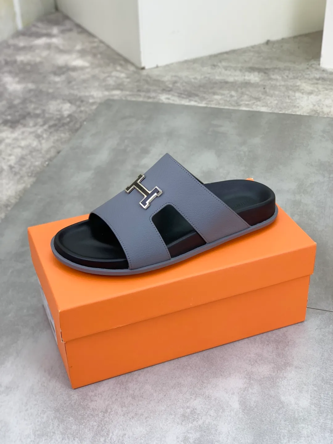 Men's shoes 💰P440 New [HERMES] high-end quality new Hermès slippers, made of imported calfskin, wear-resistant and non-slip rubber outsole. Fashionable and elegant code number: 39-44 (38 45 46 customized)